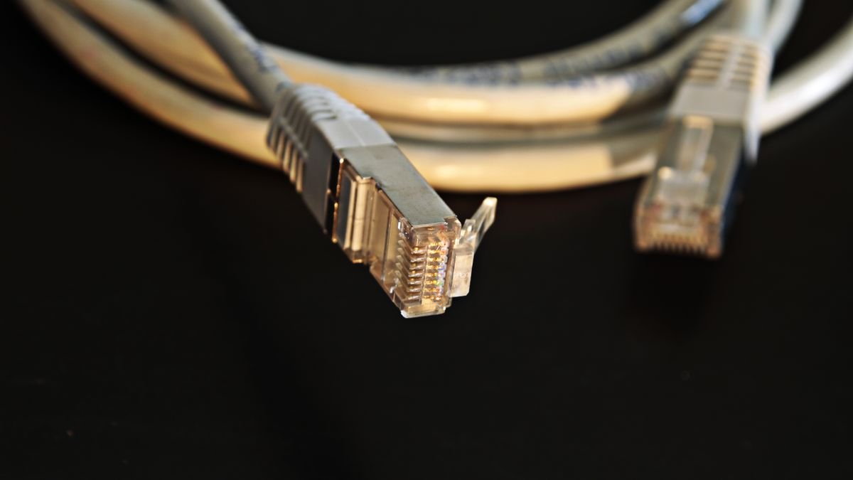 Anschlüsse eines Ethernet-Kabels in Nahaufnahme