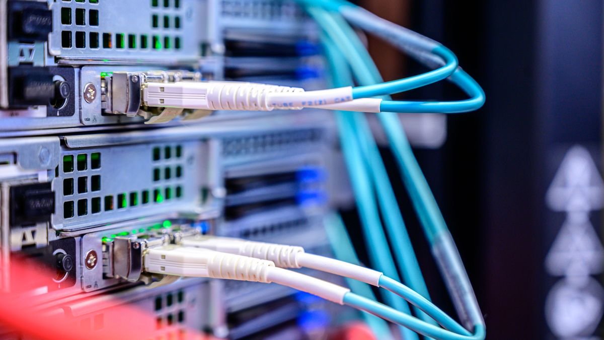 An Ethernet-Ports angeschlossene Netzwerkkabel