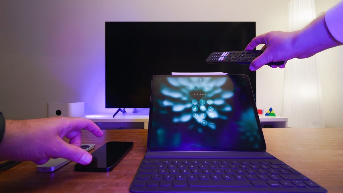 Schwarzer Fernseher mit Tablet und Fernbedienung