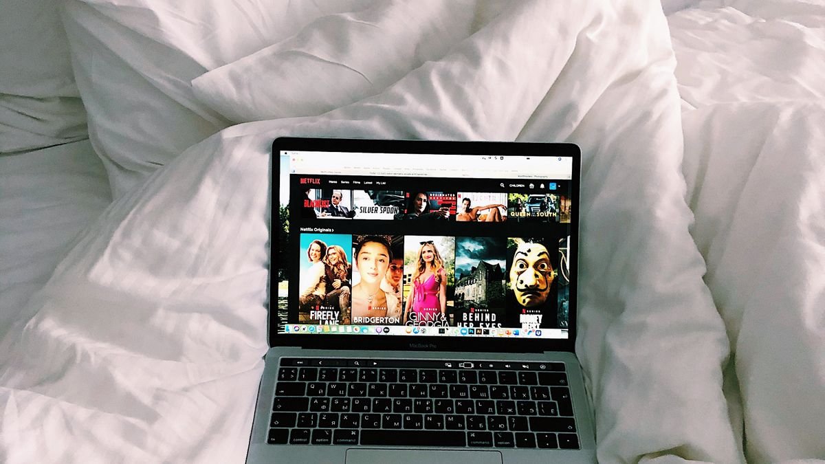 Computer, der zur Veranschaulichung einen Filmkatalog anzeigt