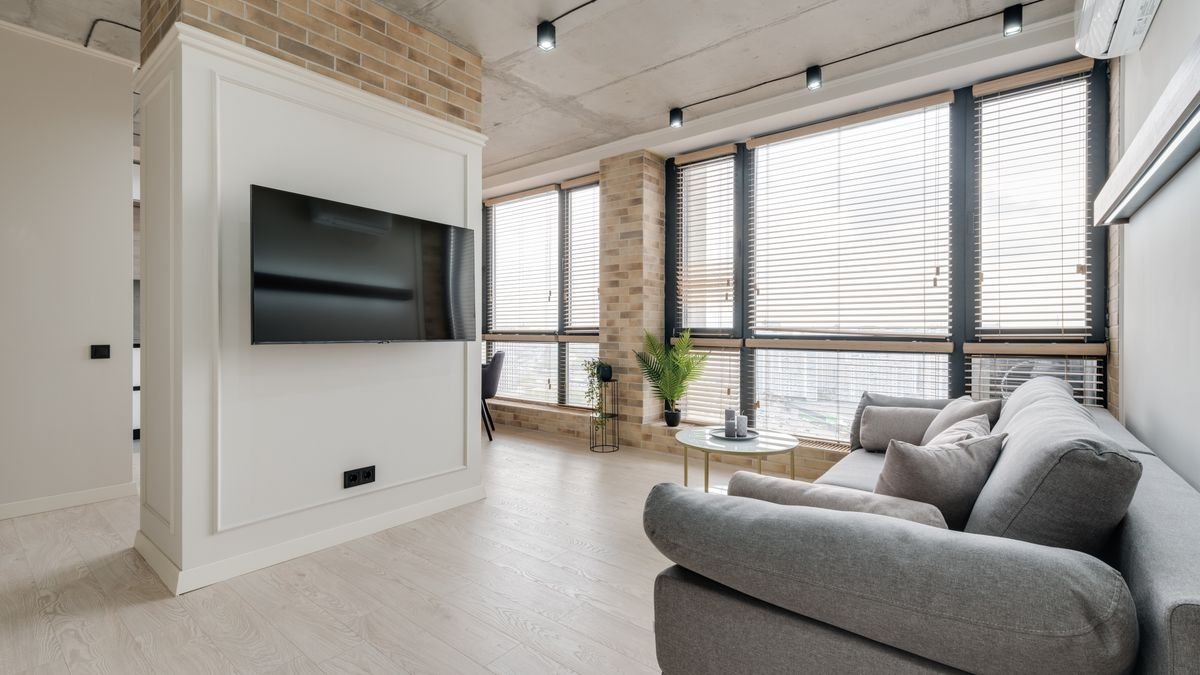 Fernseher in einem hellen Wohnzimmer
